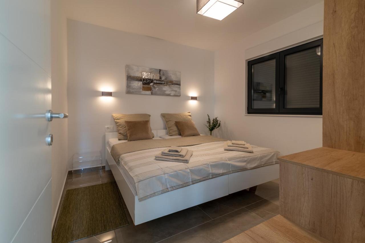 Poolside 2 Bedroom Ap. Mare Trogir Exterior foto